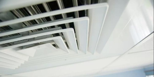 四向嵌頂式室內機的優缺點